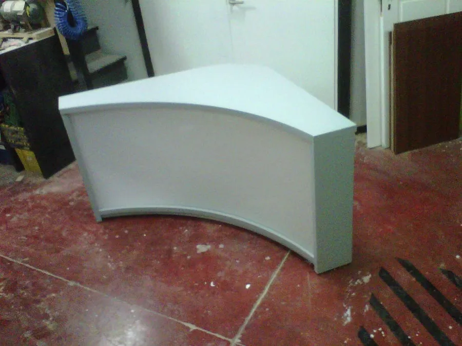 Mesa de metacrilato blanca con formas curvas, para una rinconera