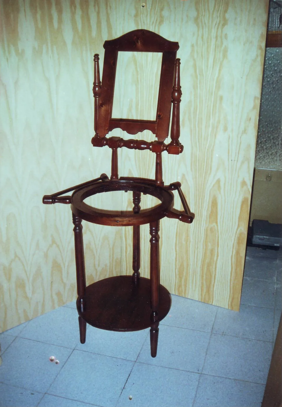 Palanganero de madera torneada con espejo basculante