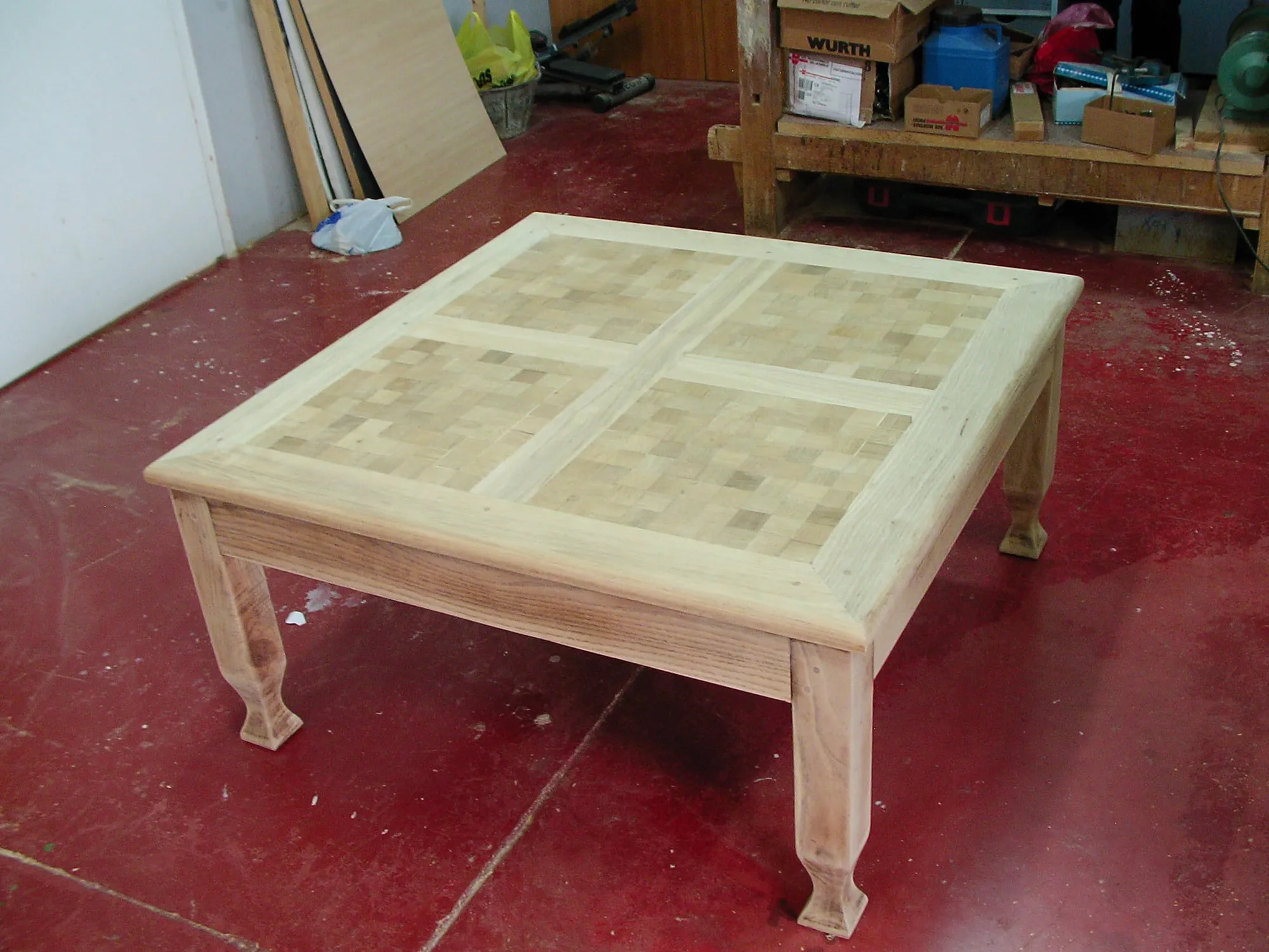 Mesa baja de madera con el barniz antiguo ya eliminado