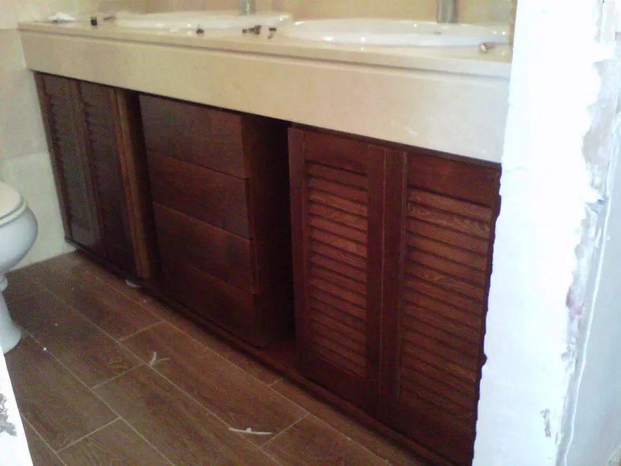 Mueble de lavabo en cerezo con puertas de lamas