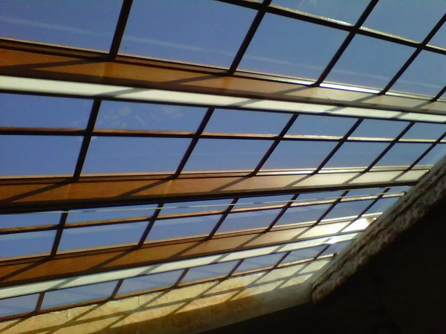 Techo de cristal con partelunas de madera, visto desde abajo