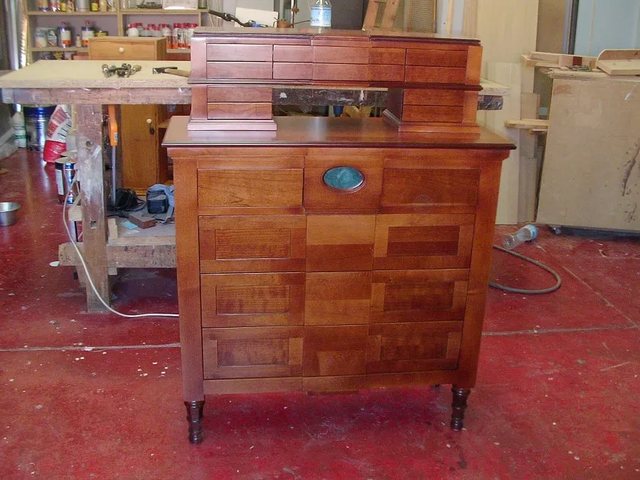 Sinfonier de madera con cajones, sobre el banco del taller