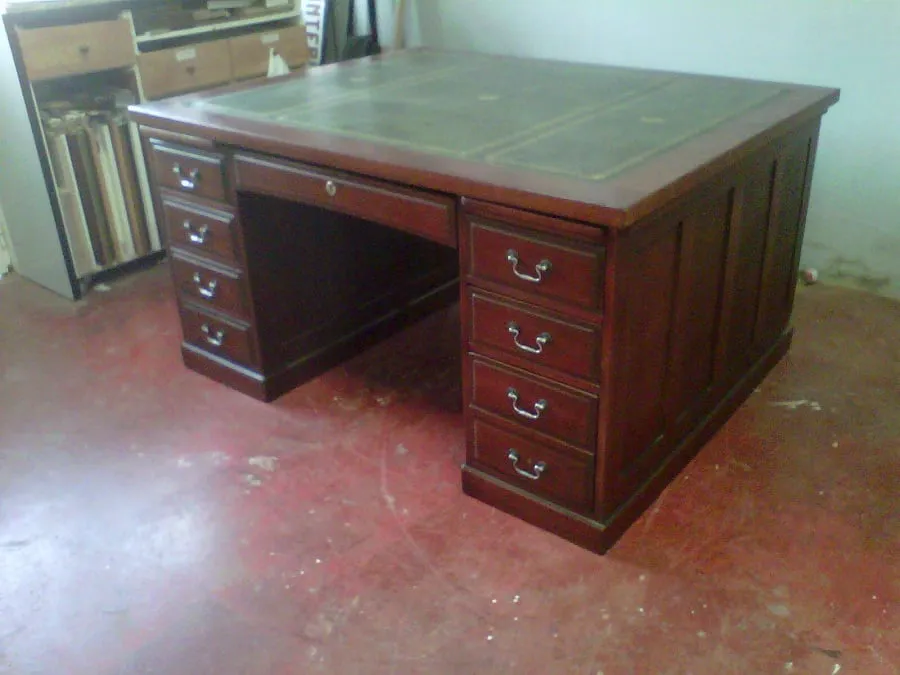 Escritorio de madera con cajoneras a ambos lados, restaurado