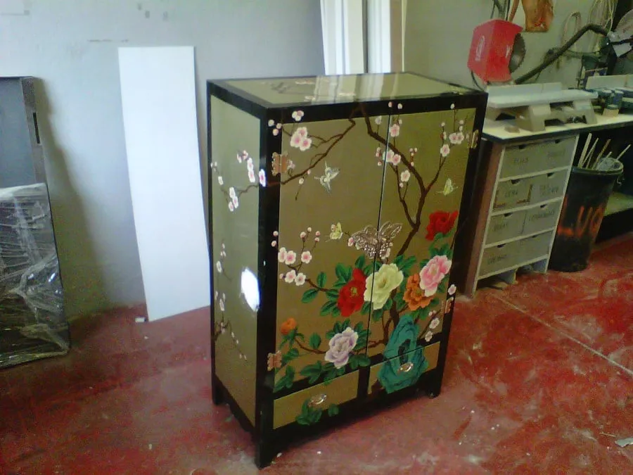 Armario japonés en laca con flores y pájaros pintados, restaurado