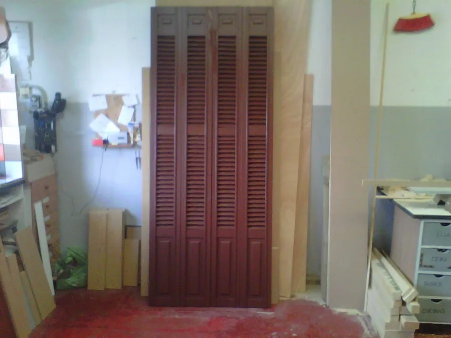 Persianillas de lamas en madera oscura para un balcón, en el taller
