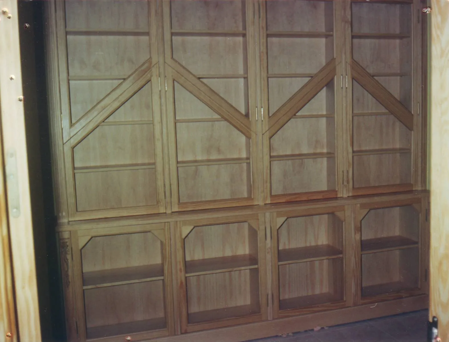 Vitrina de madera con puertas de dibujo geométrico