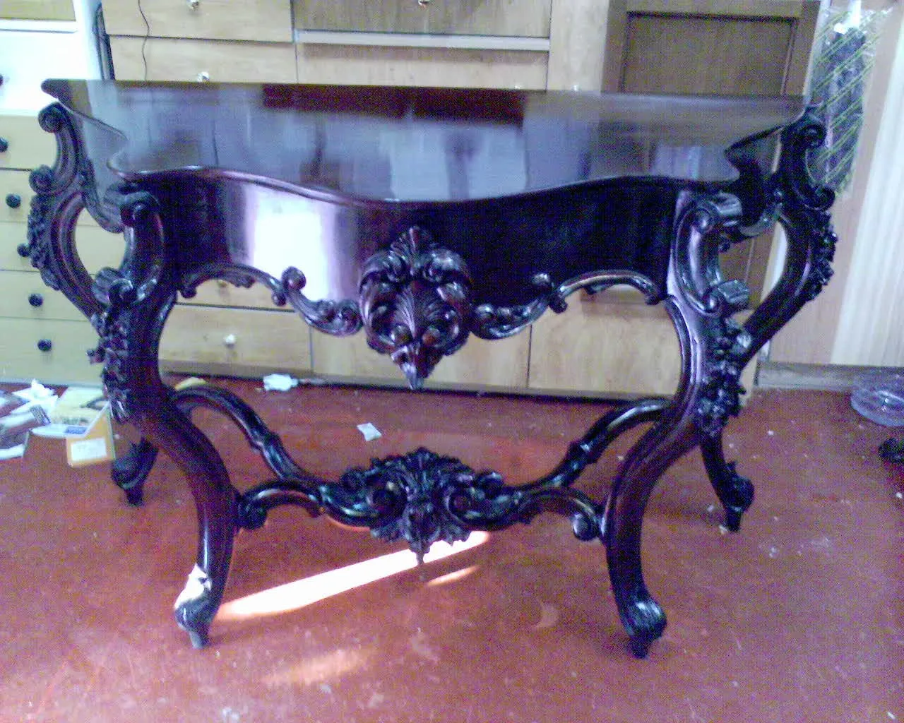 Consola tallada en madera oscura, ya restaurada