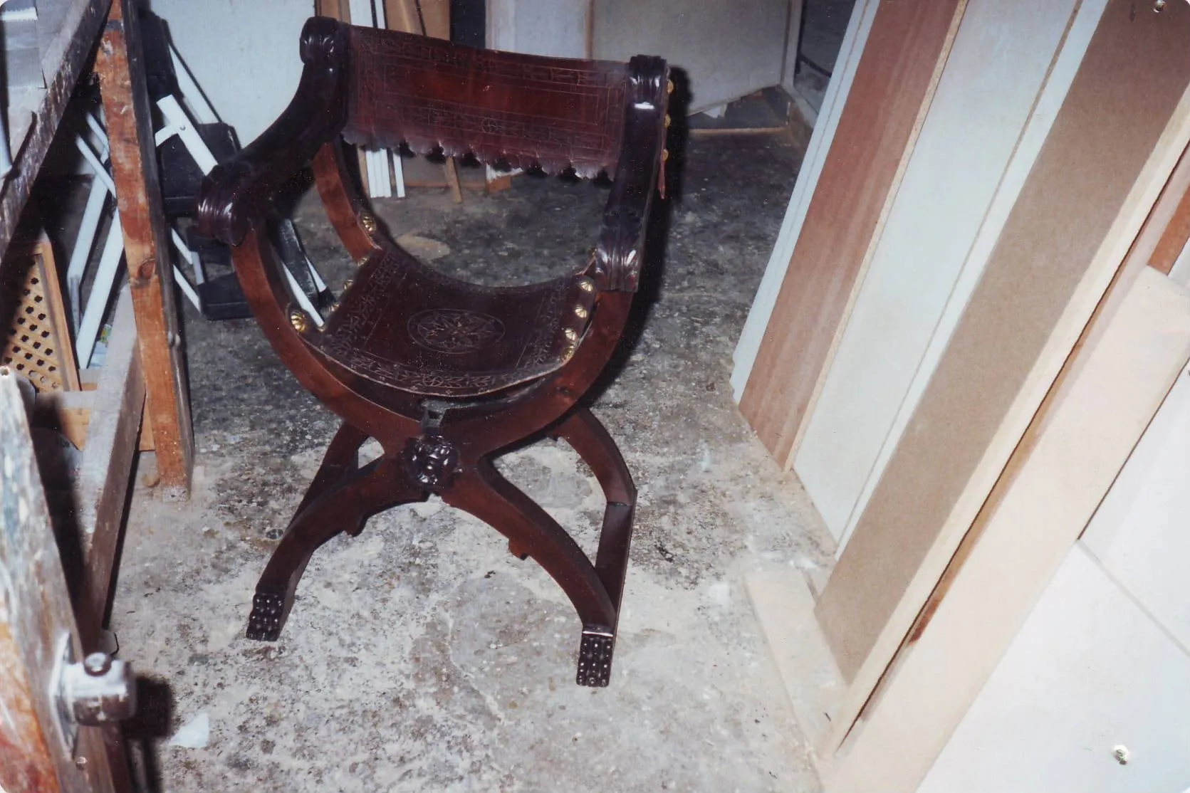 Jamuga, silla de tijera de madera y cuero