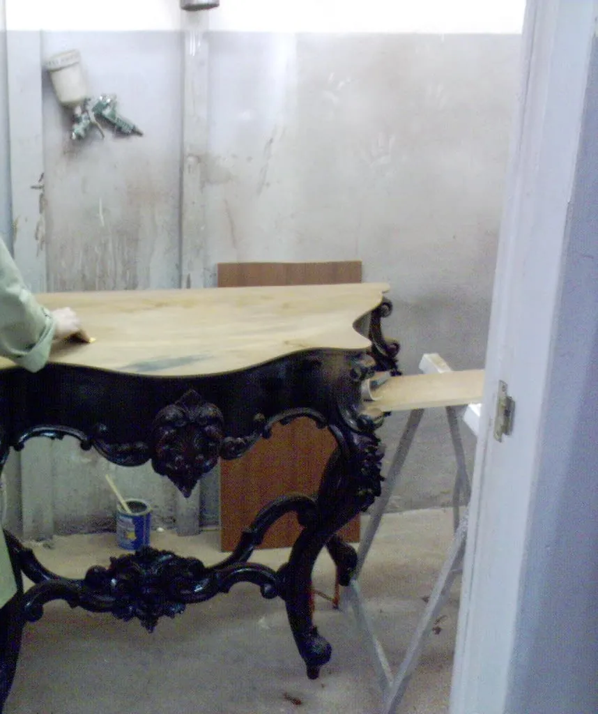 La consola sobre el banco del taller, durante la restauración